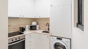 Fridge, microwave, oven, coffee/tea maker