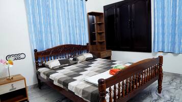 1 habitación, tabla de planchar con plancha, wifi gratis y ropa de cama