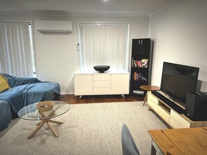 Living area - 4 Bedrooms Free parking Between Blue mountain and Sydney (Kingswood)