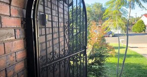 Exterior detail - 4 Bedrooms Free parking Between Blue mountain and Sydney (Kingswood)