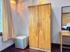高级双床房, 城市景观 | 客房内保险箱、熨斗/熨板、免费 WiFi