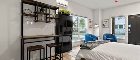 Standard Apartment, 1 Queen Bed, Non Smoking, Pets Allowed | Premium bedding, free WiFi, bed sheets