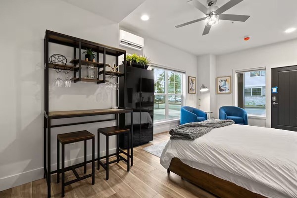 Standard Apartment, 1 Queen Bed, Non Smoking, Pets Allowed | Premium bedding, laptop workspace, blackout drapes, iron/ironing board