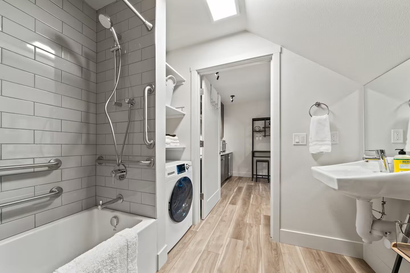 Standard Apartment, 1 Queen Bed, Non Smoking, Pets allowed | Bathroom | Combined shower/bathtub, hair dryer, towels, soap