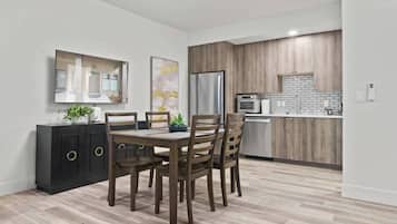 Microondas, lavavajillas, cafetera o tetera y utensilios de cocina