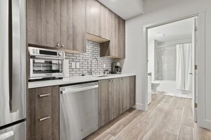 Microondas, lavavajillas, cafetera o tetera y utensilios de cocina