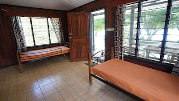 Eenvoudig huisje, balkon, uitzicht op zee