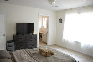 3 bedrooms, desk, iron/ironing board, free WiFi