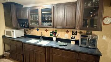 Een koelkast, een magnetron, een koffiezetapparaat/waterkoker