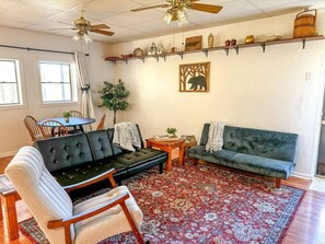 تلفزيون ذكي، مشغل دي في دي، كُتُب