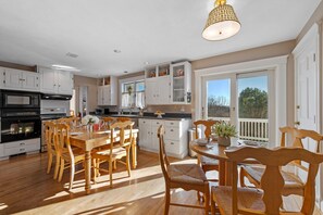 Réfrigérateur, micro-ondes, plaque de cuisson, cafetière/bouilloire