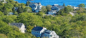 Bell View: Private tennis court and an in-law