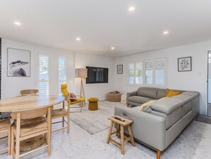 House | Living area - Slow M Ocean Cabarita - Pet Friendly (Bogangar)