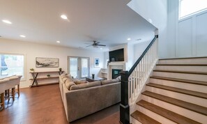 Living area - Stylish/Spacious 4-BR Home -available near downtown ATL (Atlanta)
