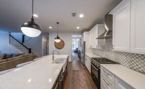 Private kitchen - Stylish/Spacious 4-BR Home -available near downtown ATL (Atlanta)