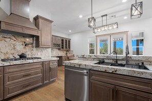 Fridge, microwave, oven, stovetop - Charming & Luxurious 5-Bedroom Cabin in Heber (Overgaard)