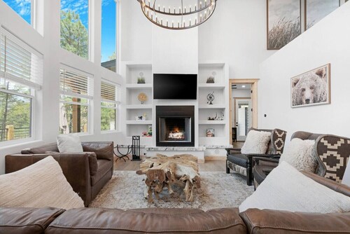 Charming & Luxurious 5-Bedroom Cabin in Heber