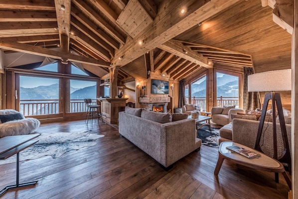 TV, fireplace