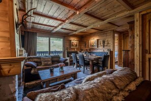 Televisión y chimenea 