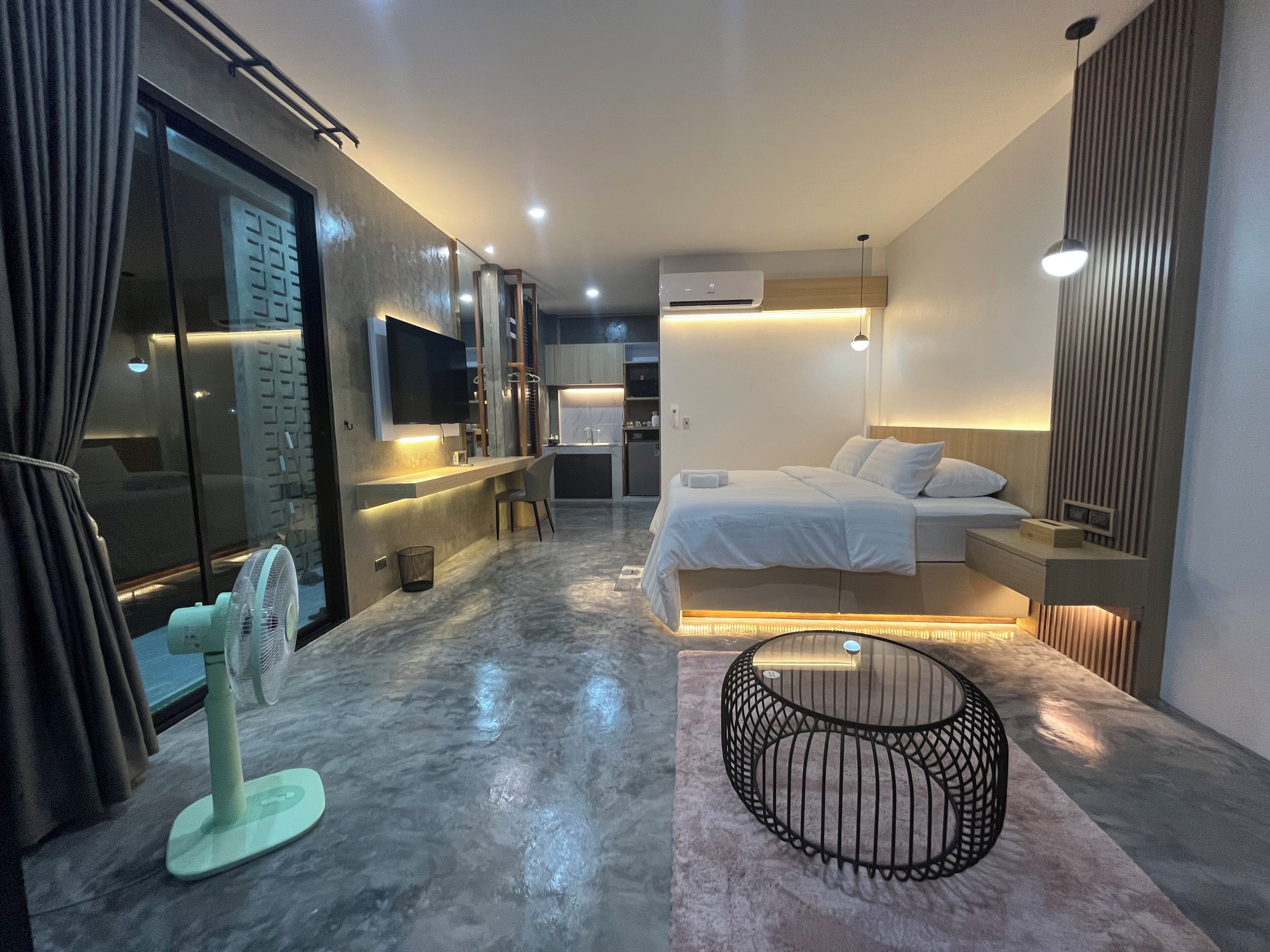 Decoración personalizada y espacio para trabajar con laptop 