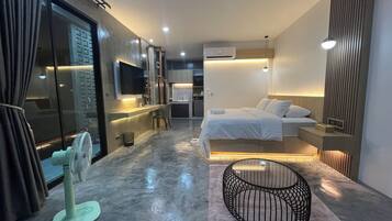 Decoración personalizada y espacio para trabajar con laptop