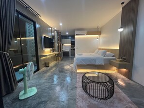 Suíte luxo, vista para o rio | Individualmente decorados, espaço de trabalho para notebook