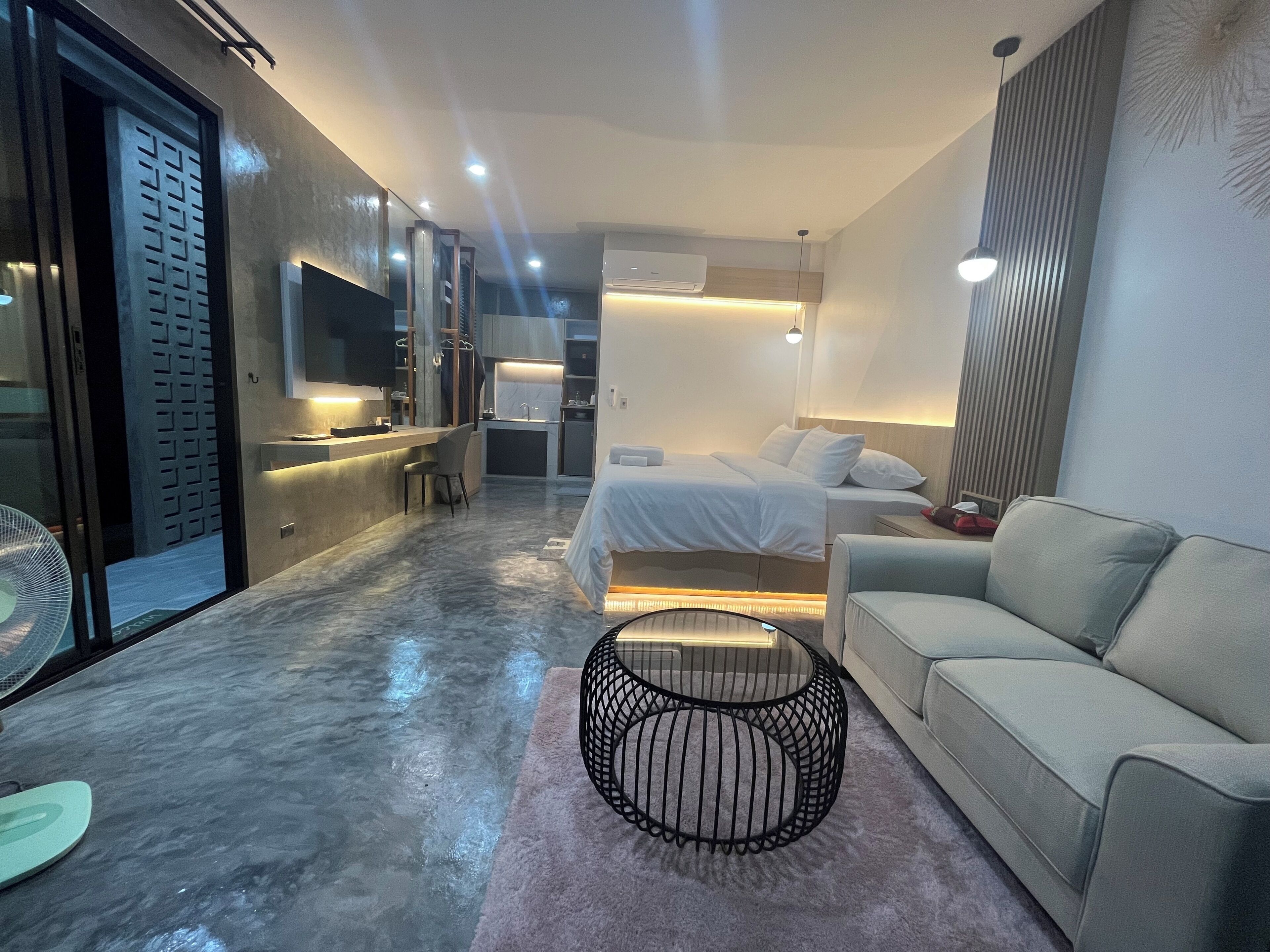 Deluxe Suite, River View | Individually decorated, laptop workspace, free WiFi, bed sheets