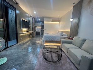 Suite Deluxe, vista fiume | Postazione laptop, Wi-Fi gratuito, con stile personalizzato, lenzuola