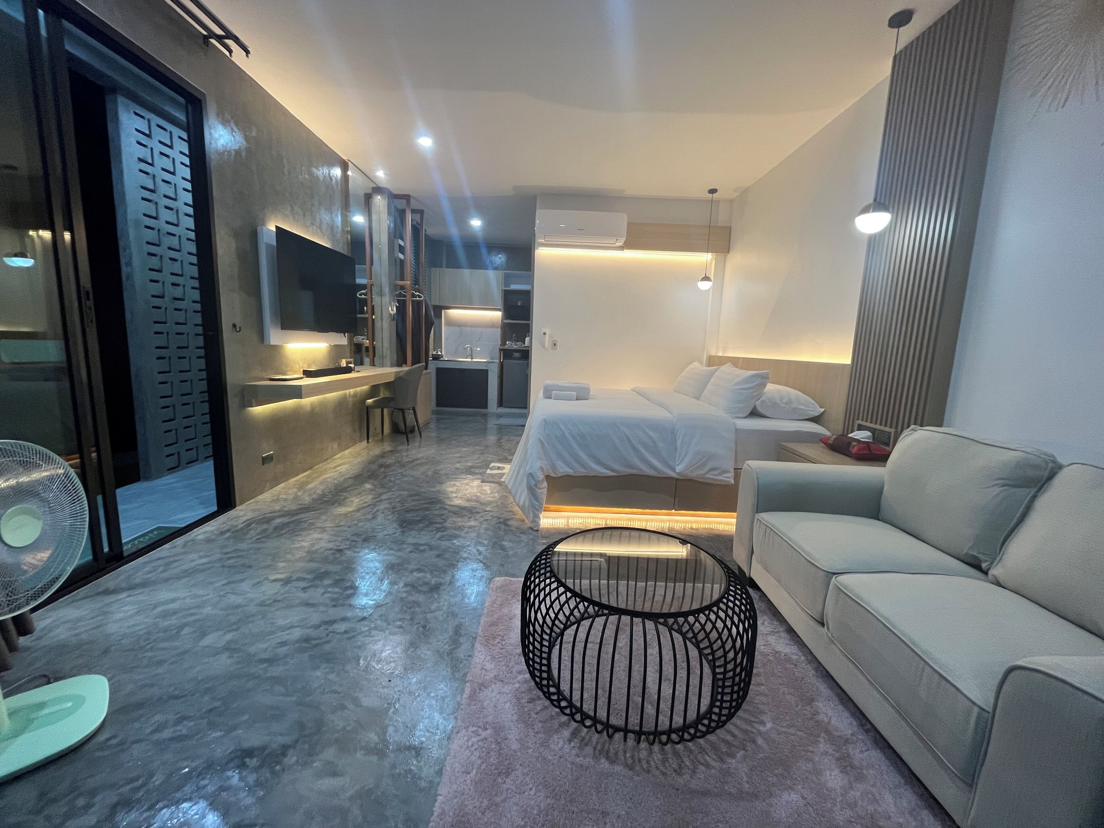 Deluxe Suite, River View | Individually decorated, laptop workspace, free WiFi, bed sheets