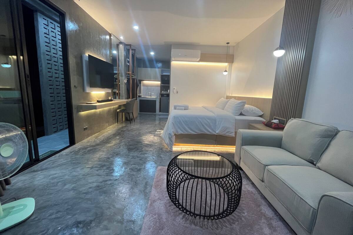 Deluxe Suite, River View | Laptop workspace, WiFi (free), individually decorated, bed sheets