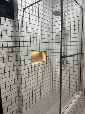 Ducha, artículos de tocador gratuitos, secador de pelo, toallas
