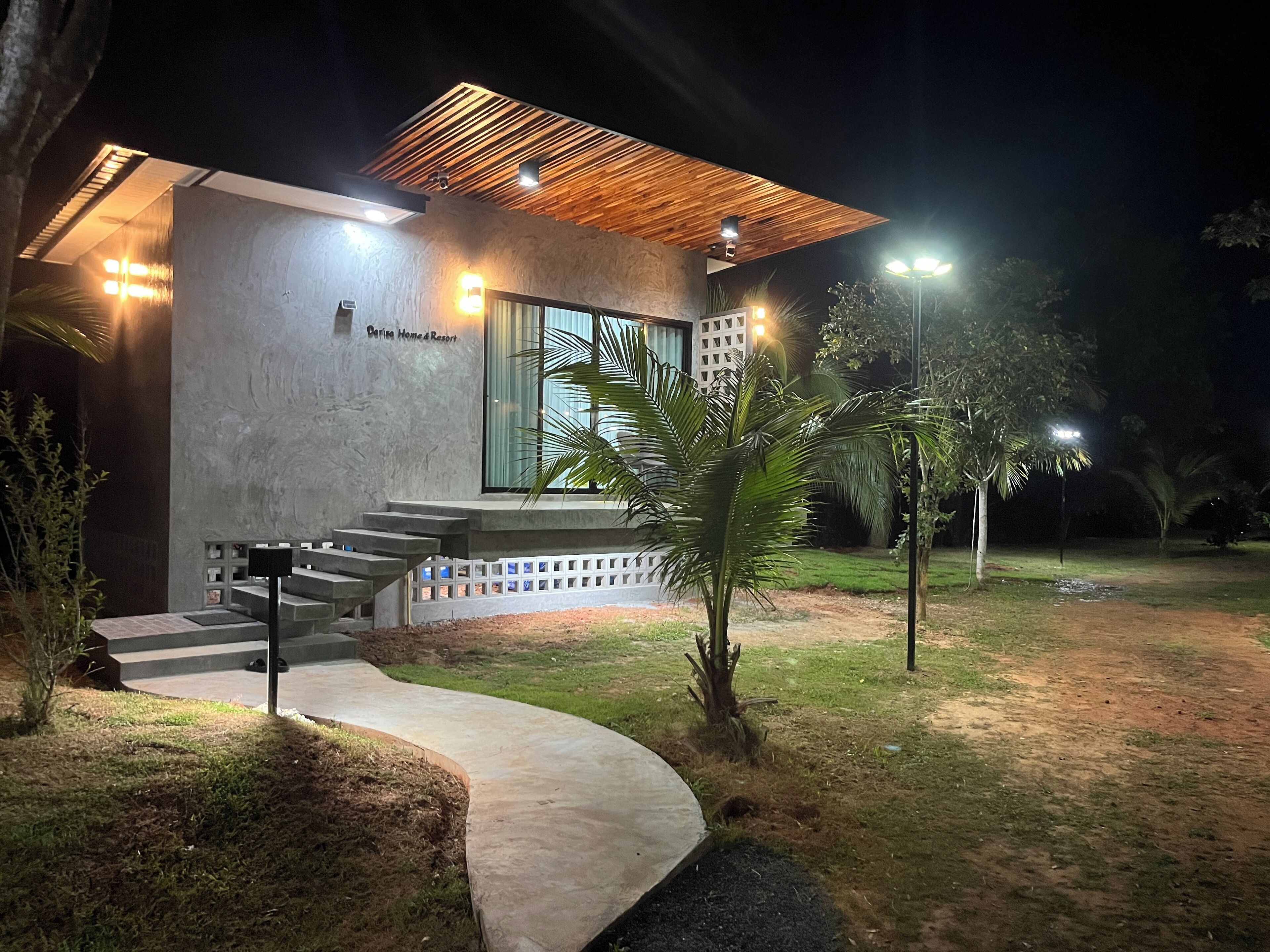 Family room 2 (Garden view) | Individually decorated, laptop workspace, free WiFi, bed sheets