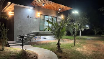 Family room 2 (Garden view) | Didekorasi berbeda-beda, ruang kerja ramah laptop, dan Wi-Fi gratis