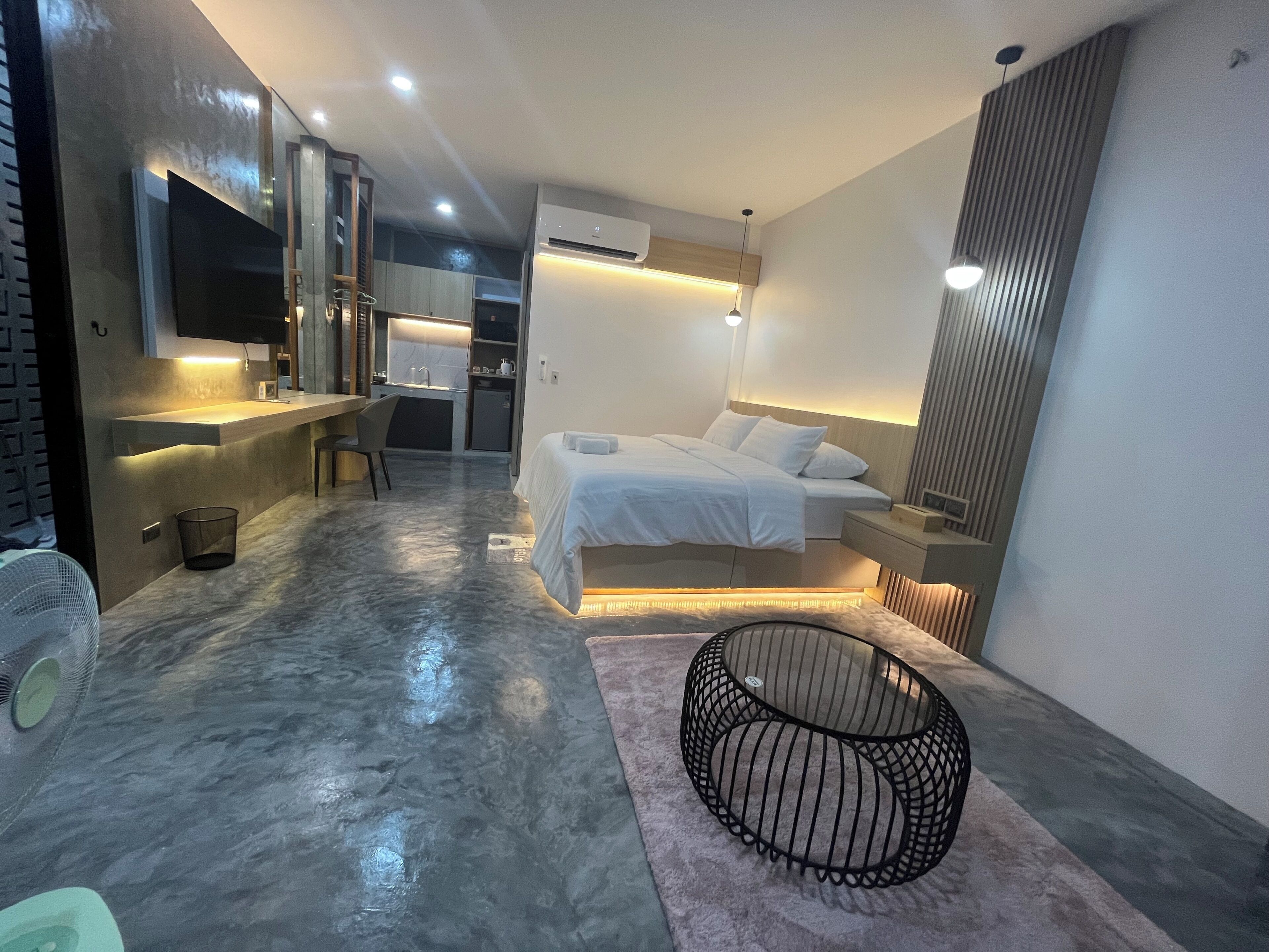 Deluxe Suite, River View | Individually decorated, laptop workspace, free WiFi, bed sheets