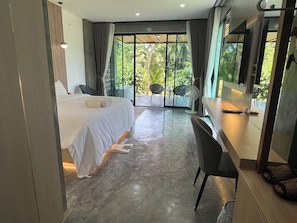 Suite Deluxe, vista fiume | Postazione laptop, Wi-Fi gratuito, con stile personalizzato, lenzuola