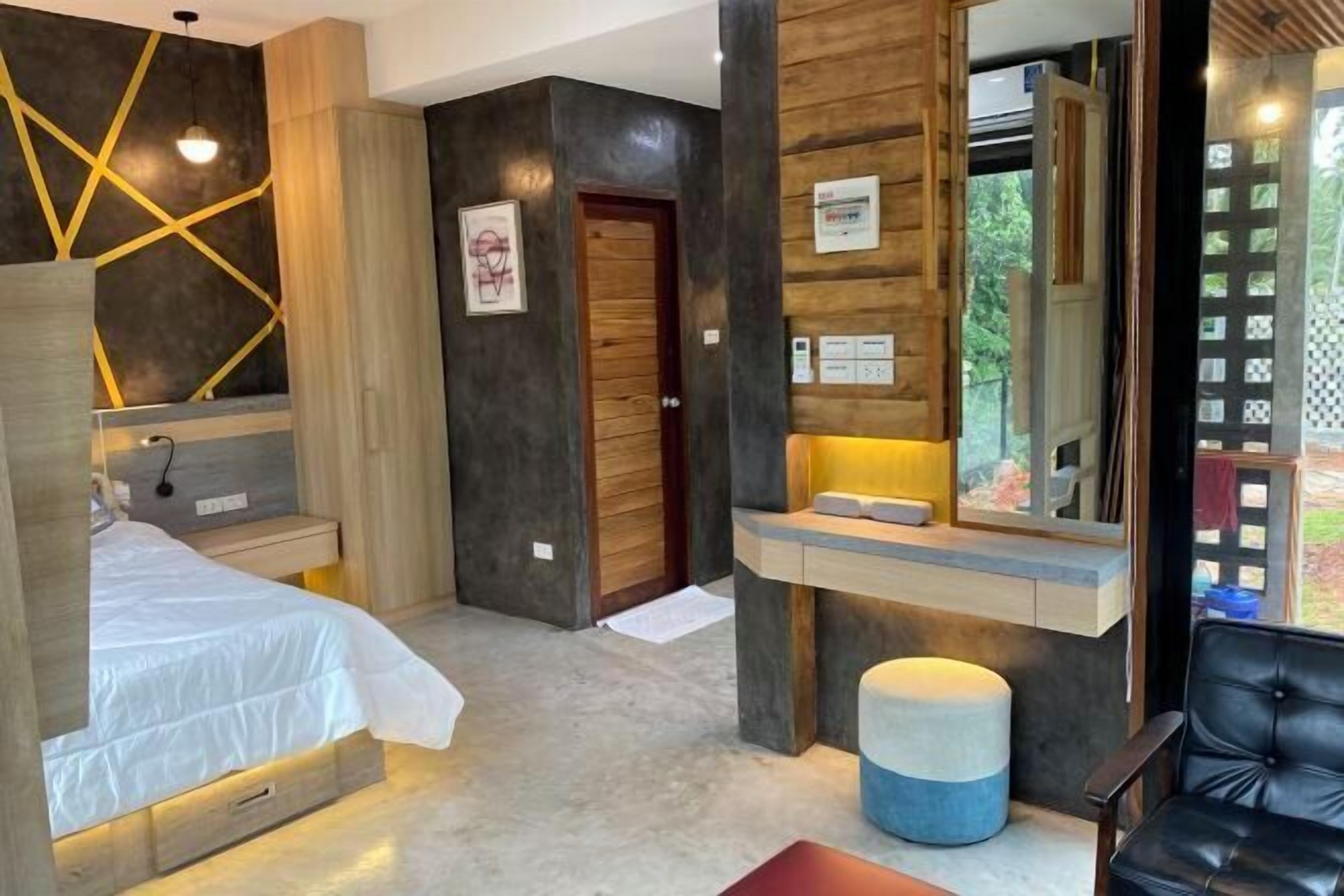 Individuell dekoriert, laptopgeeigneter Arbeitsplatz, kostenloses WLAN