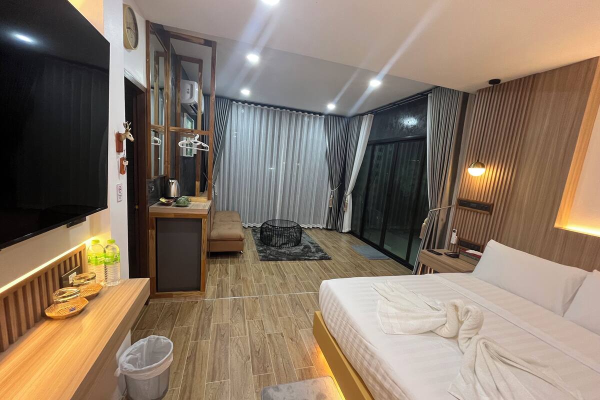 Family room 2 (Garden view) | Laptop workspace, WiFi (free), individually decorated, bed sheets