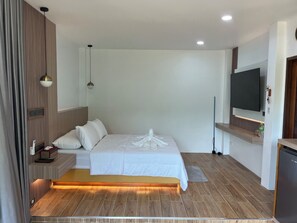 Family room 2 (Garden view) | Individually decorated, laptop workspace, free WiFi, bed sheets - Darisa Home (Surat Thani)