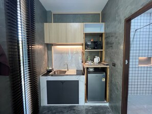 Deluxe Suite, River View | Private kitchen | Mini-fridge, electric kettle, cookware/dishes/utensils - Darisa Home (Surat Thani)