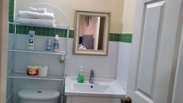 Hiustenkuivaaja, pyyhkeet, saippua, vessapaperi