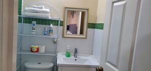 Sèche-cheveux, serviettes fournies, savon, papier toilette