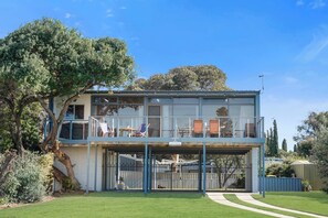 Exterior - Swans Shorehouse, Retro 60's Shack by the River (Goolwa South)