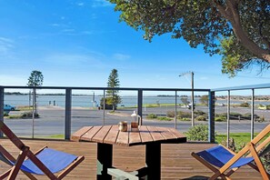 Outdoor dining - Swans Shorehouse, Retro 60's Shack by the River (Goolwa South)
