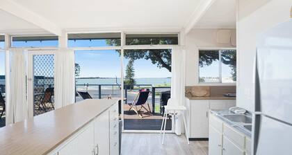 Swans Shorehouse, Retro 60's Shack by the River