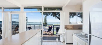 Swans Shorehouse, Retro 60's Shack by the River