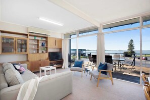 TV, offices - Swans Shorehouse, Retro 60's Shack by the River (Goolwa South)