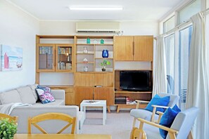 TV, offices - Swans Shorehouse, Retro 60's Shack by the River (Goolwa South)