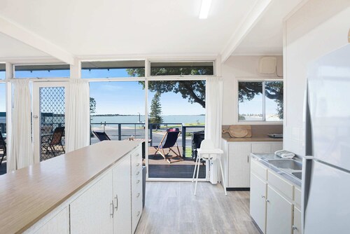 Swans Shorehouse, Retro 60's Shack by the River