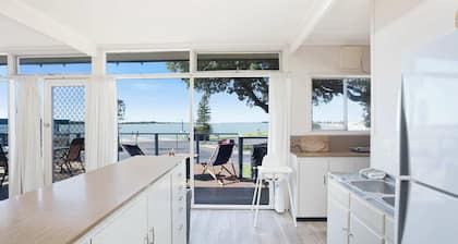 Swans Shorehouse, Retro 60's Shack by the River