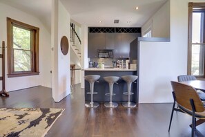Réfrigérateur, four à micro-ondes, un four, surface de cuisson